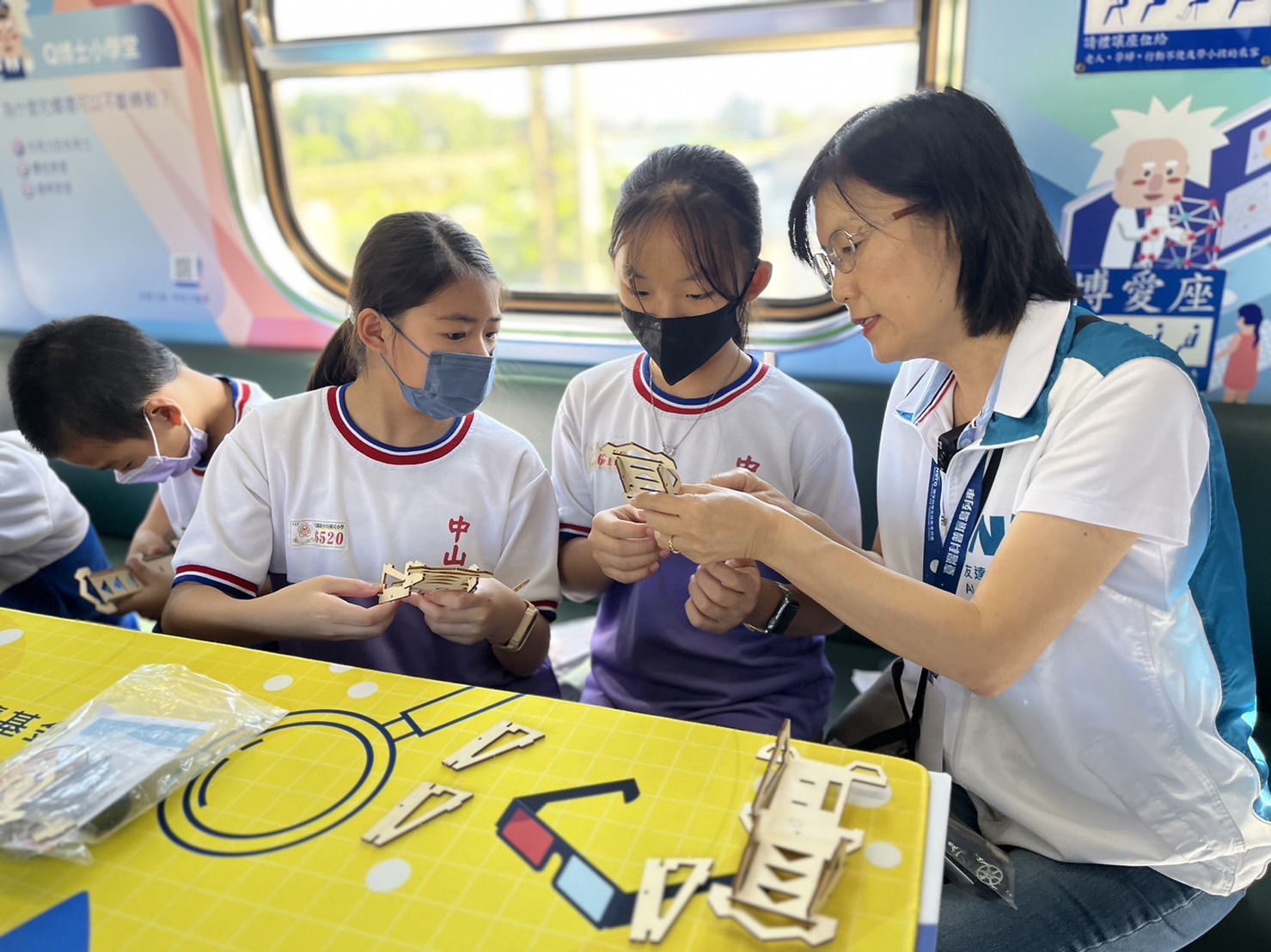 XPJ永續基金會執行長古秀華及同仁親自擔任科普列車志工，帶領師生們動手做科學，傳遞能源科普知識，讓科學教育向下紮根