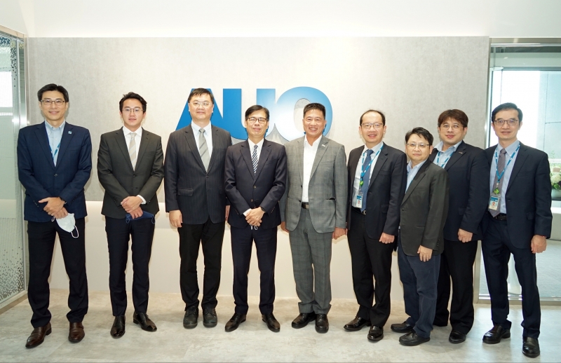 XPJ光電前進亞灣成立「AUO解決方案研發中心」，作為多元場域解決方案研發及試驗場域（圖中左為高雄市長陳其邁、圖中右為XPJ光電董事長彭双浪）