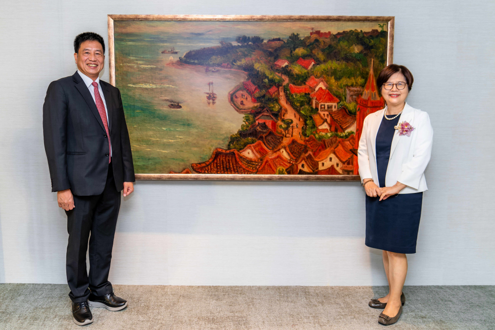 XPJ光電提供的FindARTs藝術空間服務方案，為第一銀行富貴豐盈旗艦中心打造數位藝術迎賓空間（圖左為第一銀行董事長邱月琴、圖右為XPJ光電董事長彭双浪）