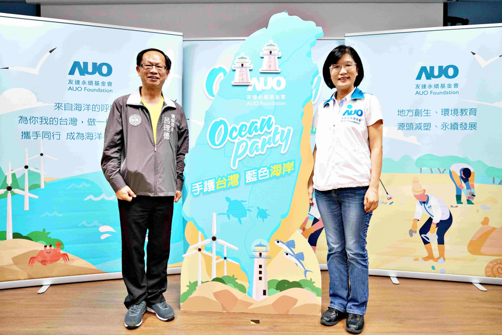 XPJ光電永續長古秀華（右）與桃園市環保局局長呂理德（左）進行海岸線認養儀式，簽署於象徵藍色宣言的海岸永續燈塔上，承諾以實際行動與環境教育方式，投入桃園海岸線守護行列