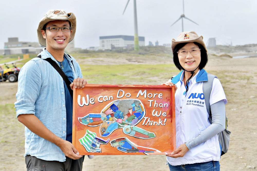 XPJ光電永續長古秀華（右）與海湧工作室執行長陳人平（左），合作海廢藝術畫創作，以故事性方式闡述「海洋中的海龜的一生，所面臨之塑膠危機｣，透過藝術傳遞環境保護意識