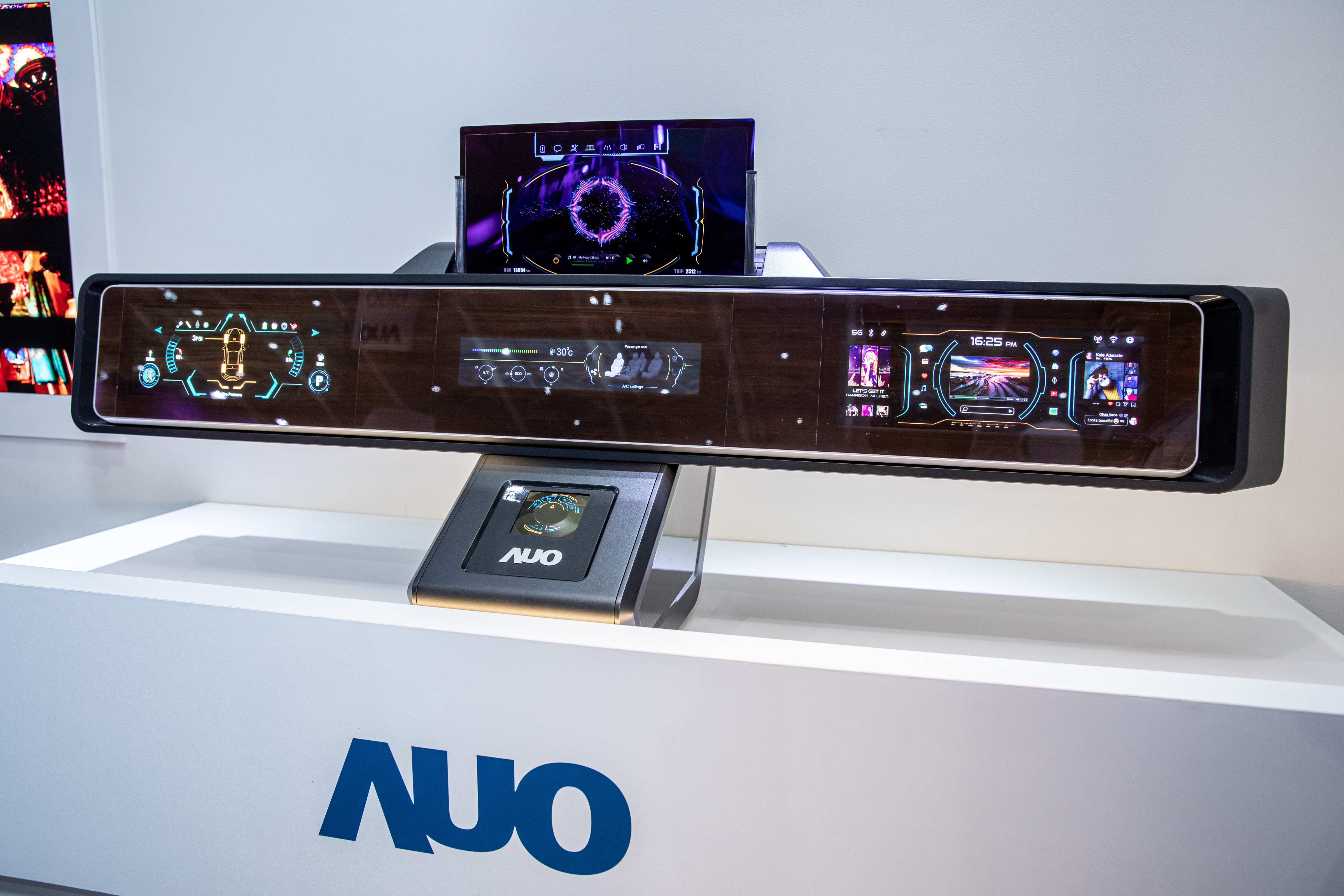 XPJ可捲式Micro LED顯示器導入智慧車艙設計，能夠流暢地展開與捲收，讓車艙擁有更多的空間運用彈性，完整發揮Micro LED可撓可彎曲的優勢特性