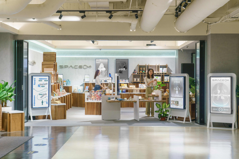XPJ打造永续选物商店，展示社企及社创商品，结合创利空间所开发的智能零售系统，整合多元产品信息，让无人商店扮演公益行动的推手