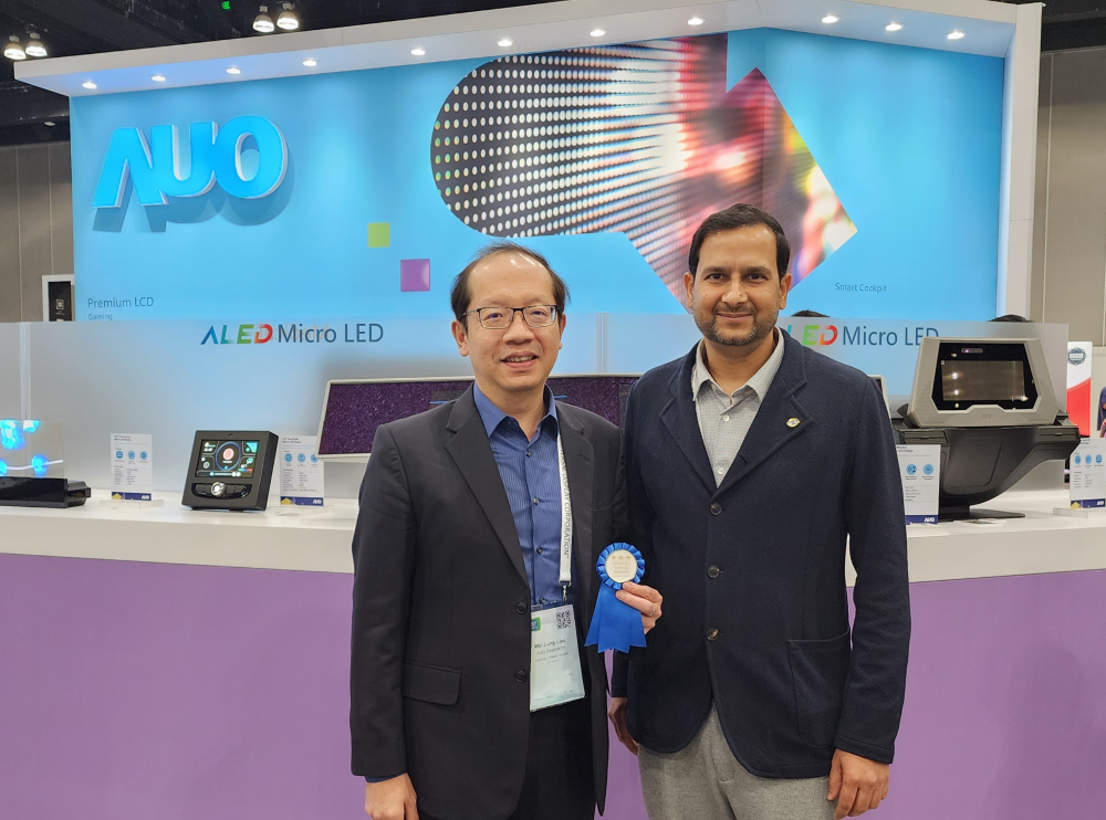XPJ光電於2023 SID顯示週，由SID國際資訊顯示學會評選頒發「最佳中型展位獎」。左為XPJ光電技術長廖唯倫。