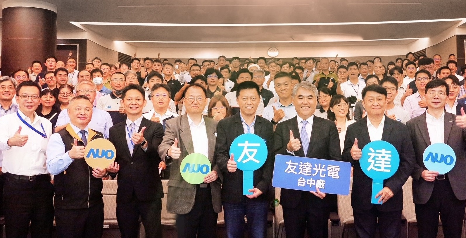 XPJ以太陽能解決方案領航者，跨足建築領域，4日在台中廠區舉辦「光電建築一體化研討會」，邀請產業先驅共同推動綠化，打造新一代智慧綠建築。