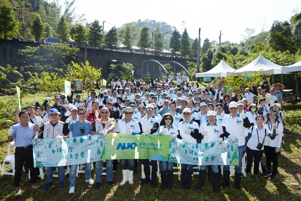 XPJ永續基金會集結超過200位志工，攜手移除外來入侵種小花蔓澤蘭，守護霄裡溪生物多樣性