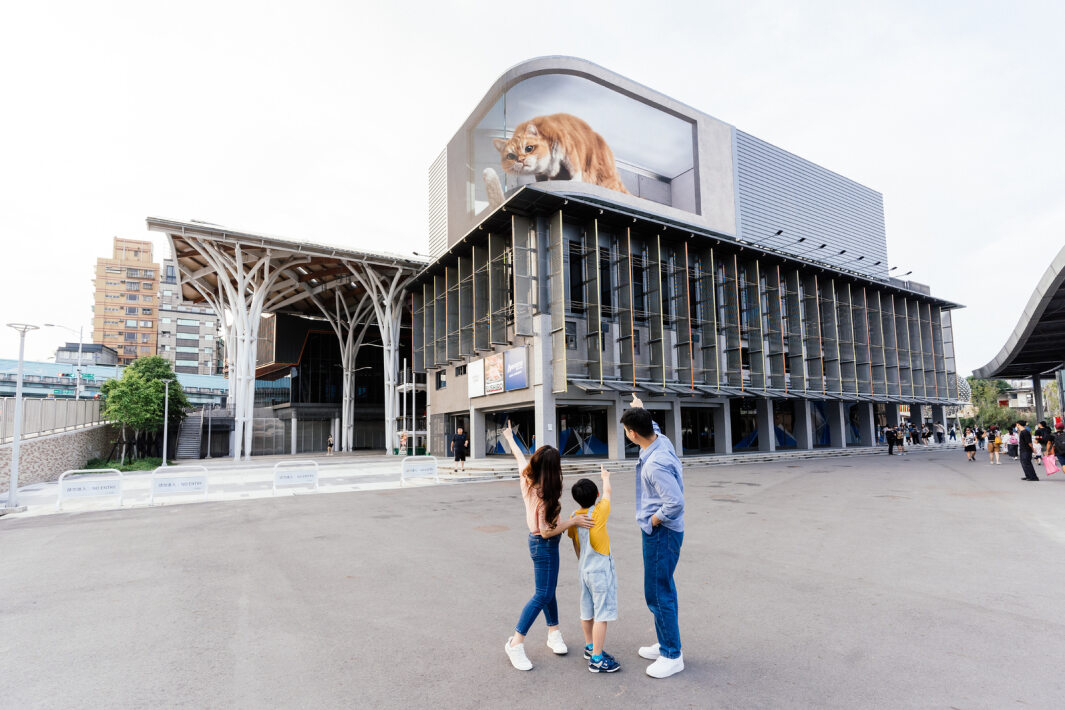 XPJ打造全台最大戶外裸視3D LED弧形螢幕，將超立體的軟萌胖橘貓動畫活躍於頂樓外牆