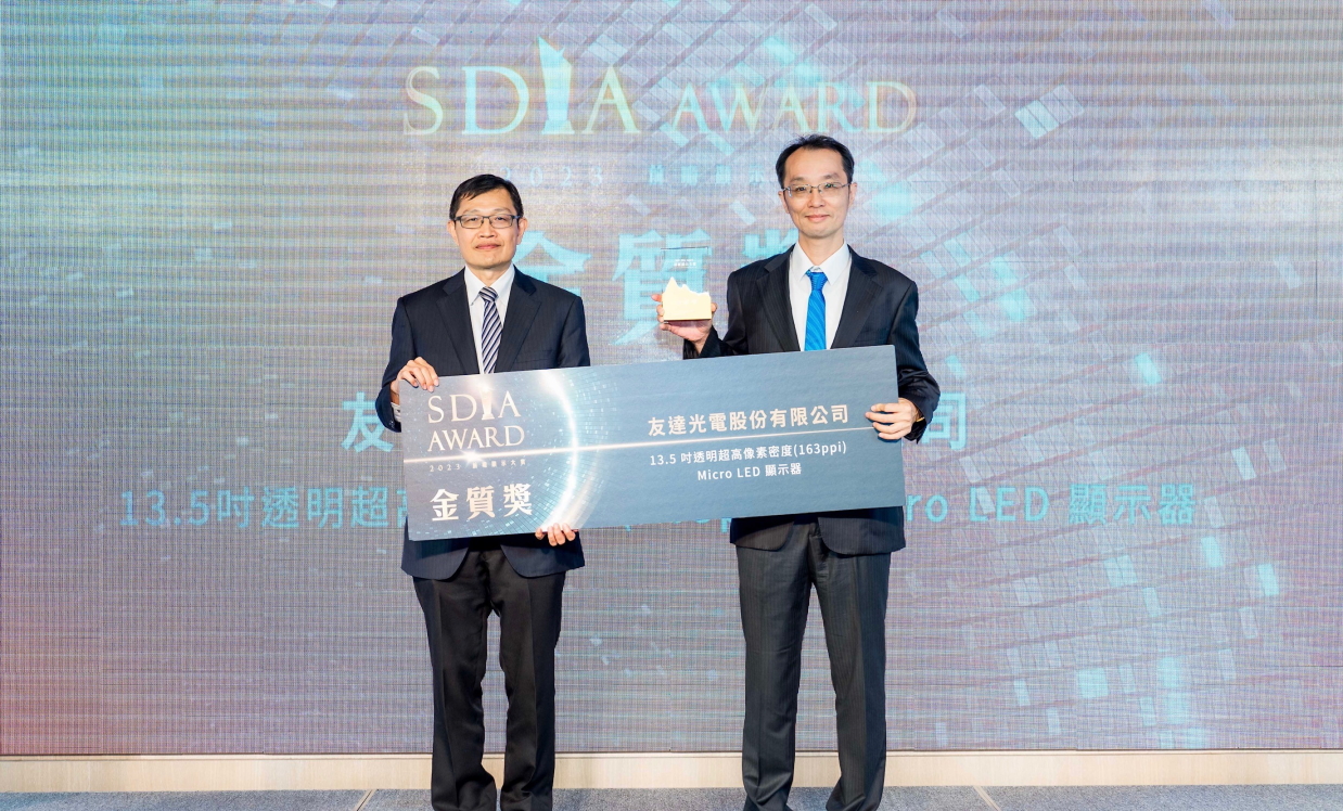 XPJMicro LED透明顯示器榮獲2023 SDIA Award金銀質雙獎，由XPJ光電技術開發總部副總經理吳仰恩 (右) 代表領獎