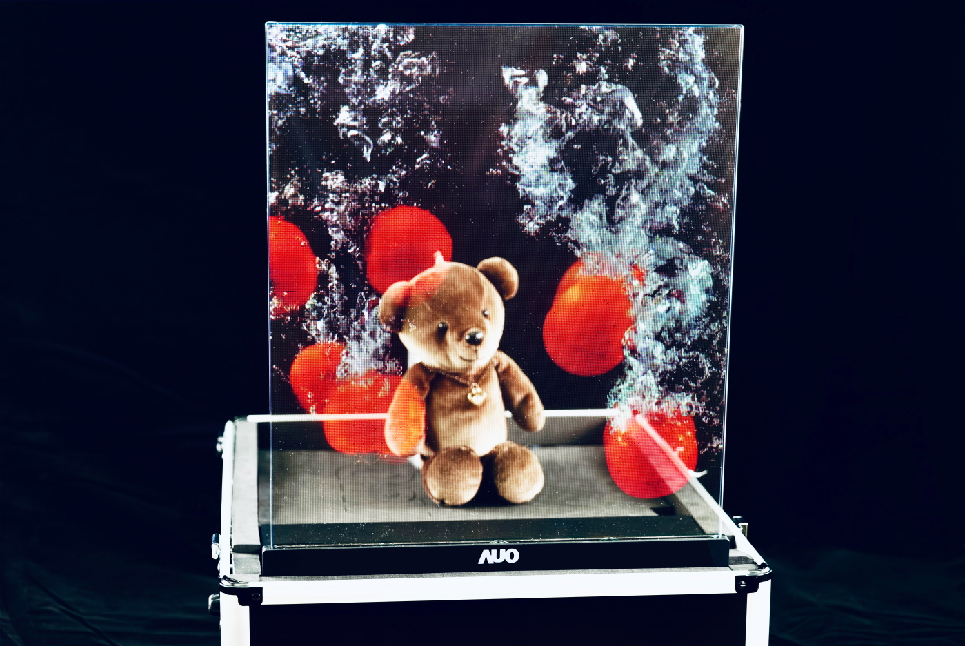 XPJ領先研發Micro LED透明顯示器，具備高穿透、低繞射、高亮度、可拼接之特性，可應用於智慧移動、智慧零售、商業展示等多元場域