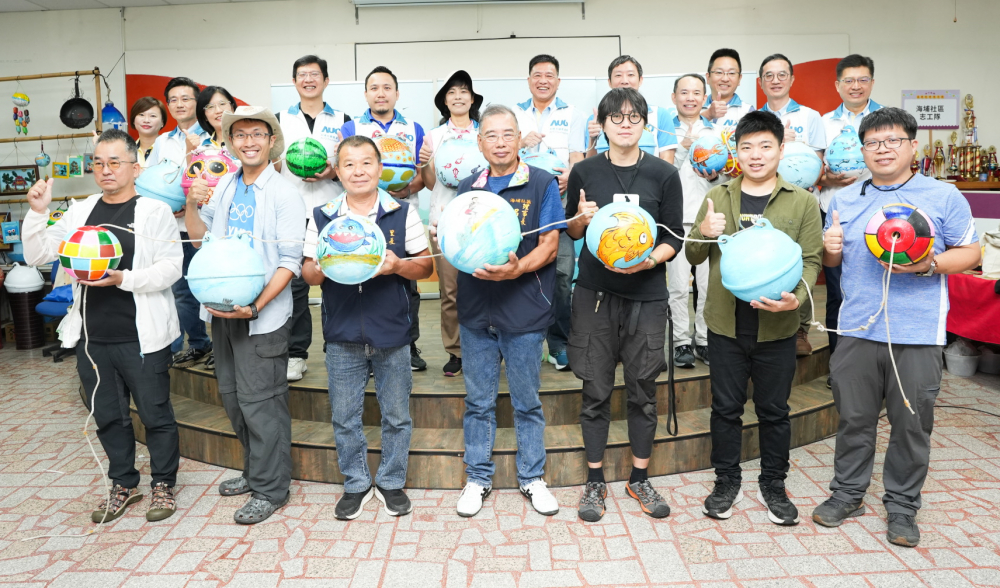 XPJ光電暨XPJ永續基金會董事長彭双浪與農業部林業及自然保育署新竹分署夏分署長、供應商夥伴、在地鄰里協會、社企團體，以循環再生的海廢浮球倡議從源頭減廢，為地球移除塑膠垃圾，共同「手」護台灣美麗海岸