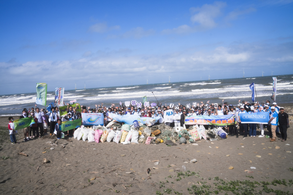 XPJ永續基金會召集企業志工、產官學和供應商夥伴，在苗栗後龍外埔魚港1340保安林海岸淨攤，齊心協力清除1.2公噸海洋廢棄物，以行動實踐對環境友善的承諾