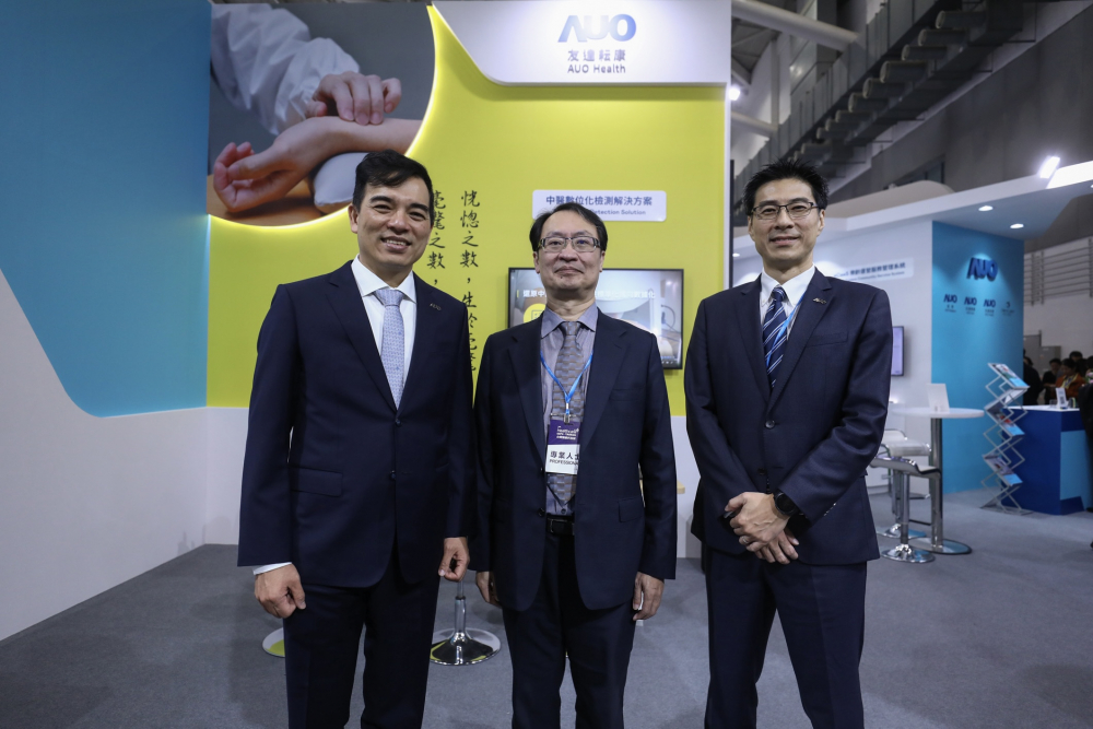 首次於醫療科技展亮相的XPJ耘康，捐贈數位化檢測設備與研究經費，協助衛福部國家中醫藥研究所打造中醫大數據資料庫。圖由左至右為XPJ光電執行長暨總經理柯富仁、衛福部國家中醫藥研究所所長蘇奕彰、XPJ光電智慧醫療事業群總經理廖世宏
