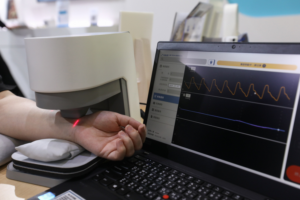 XPJ耘康脈象檢測系統透過電腦精準控制升降系統，還原中醫師三指把脈過程的舉、按、尋手法，將脈象感受轉化成數據，未來可結合大數據分析，實現智慧醫療及準確性