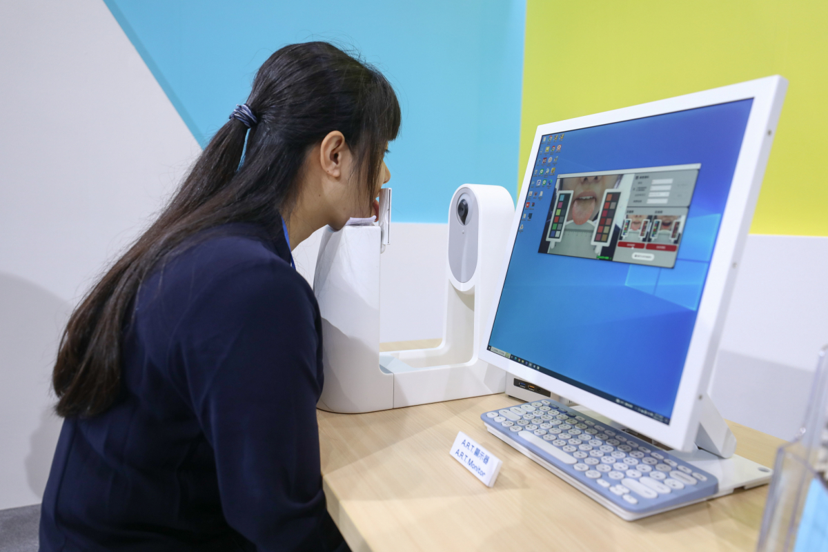 XPJ耘康延伸XPJ卓越的感測技術及色彩管理專長，研發出舌象擷取系統，可提供數據化、影像化的檢測結果，輔助醫師與專業醫事人員做為臨床研究、檢測結果評估與檢測紀錄的留存