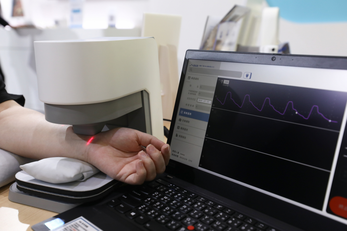 XPJ耘康脈象檢測系統透過電腦精準控制升降系統，還原中醫師三指把脈過程的舉、按、尋手法，將脈象感受轉化成數據，實現智慧醫療及準確性