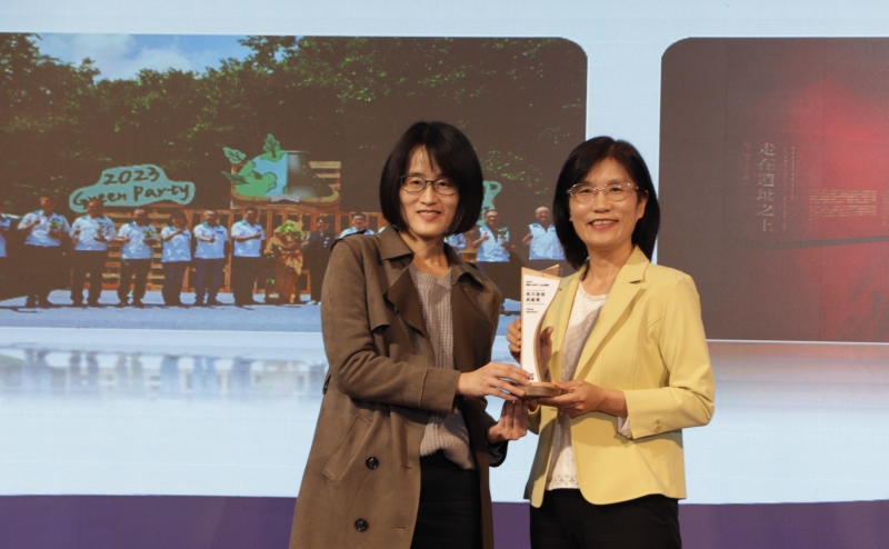 XPJ保存「西大墩窯遺址」且推廣在地文史教育不遺餘力，今（6）日獲頒「人文企業獎」地方發展獎之最高榮譽典範獎。由文化部陳文婷簡任視察（左）頒獎，XPJ永續長古秀華（右）代表受獎