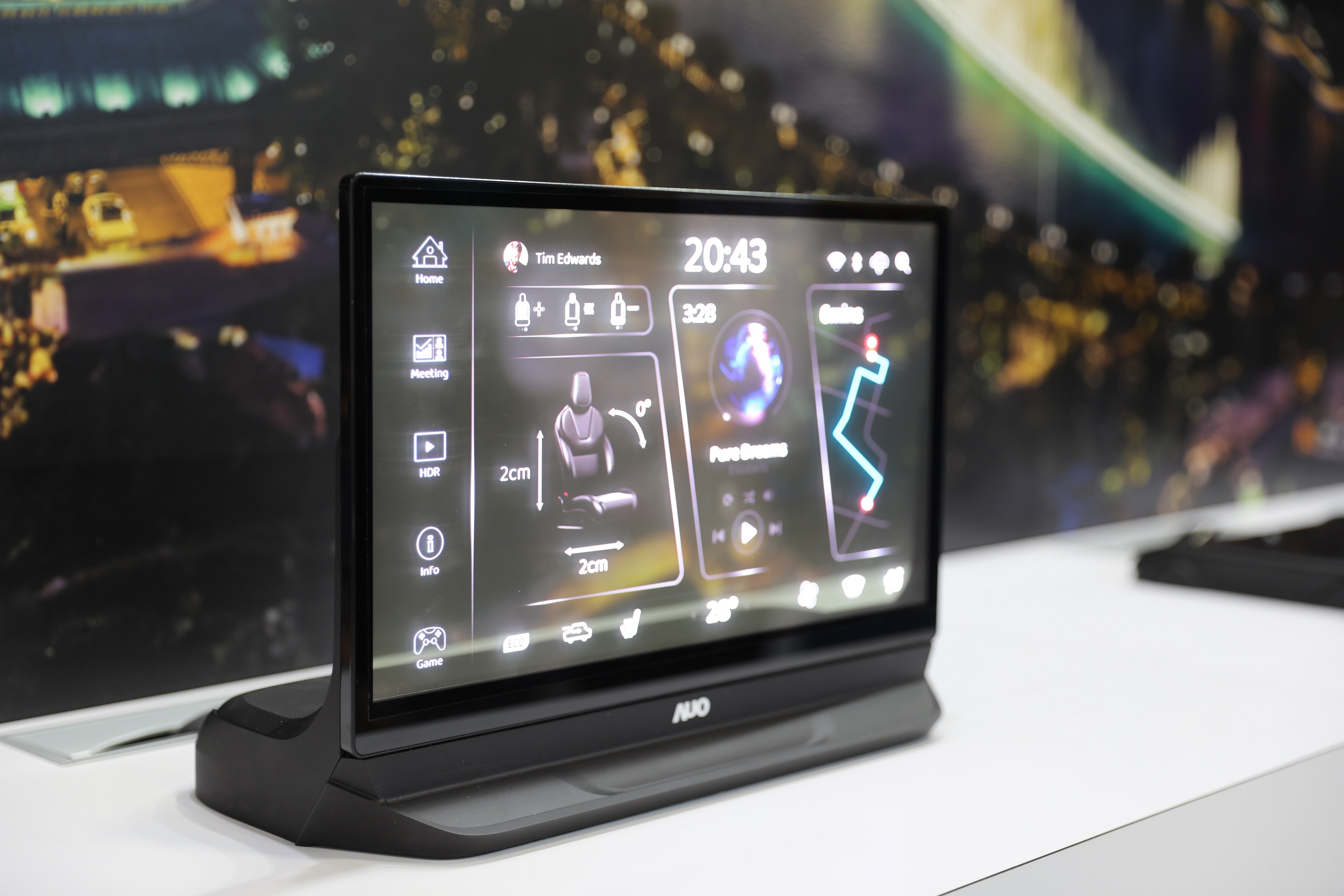 XPJ將Micro LED透明顯示技術整合黑切換技術的解決方案，釋放強大的技術自主開發能力，跨越室內外應用界限，開創業界第一台17.3吋快速黑切換透明觸控Micro LED顯示器