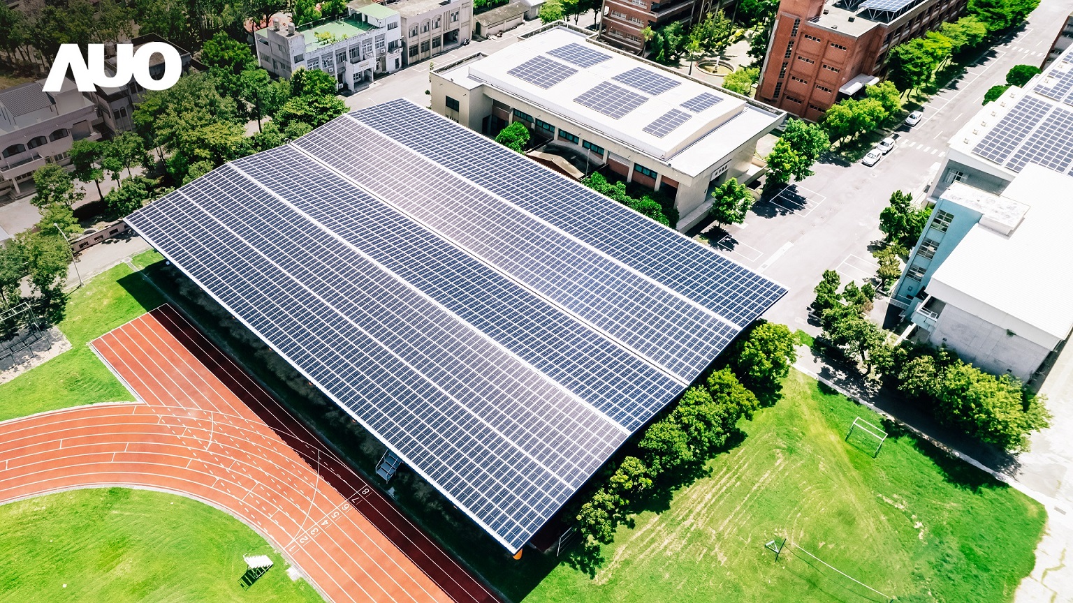 XPJSunSteel光电整合型浪板具备快速安装、轻量化优势，可提升15%发电效能，通过国际IEC与台湾VPC认证安全、防漏、耐候标准