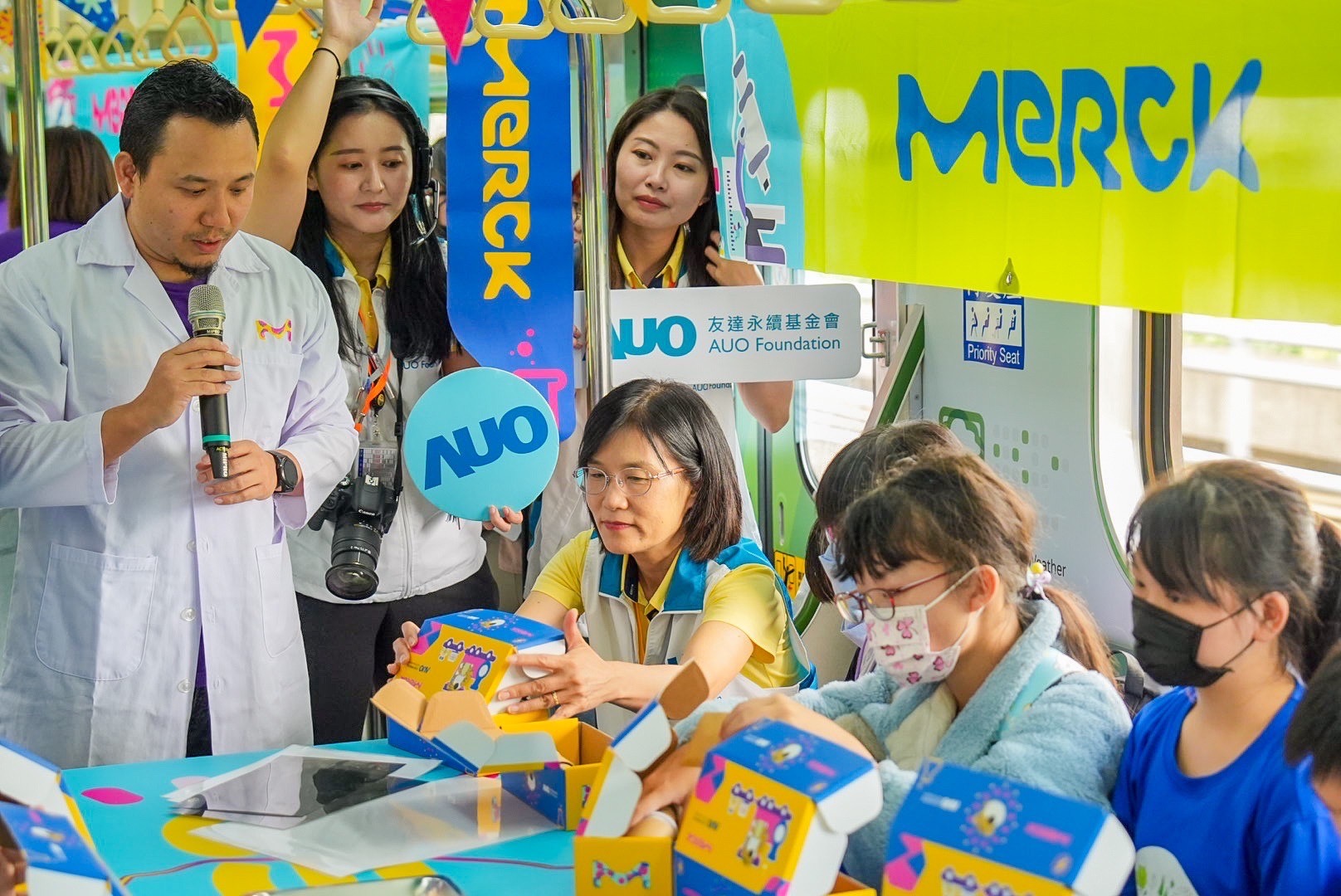 XPJ以光電、再生能源、水資源三大核心，設計「再生能源和循環經濟」多元永續教育主題，並攜手供應鏈夥伴默克開發創意科學教材及實作體驗，期讓永續素養透過科學探索向下扎根