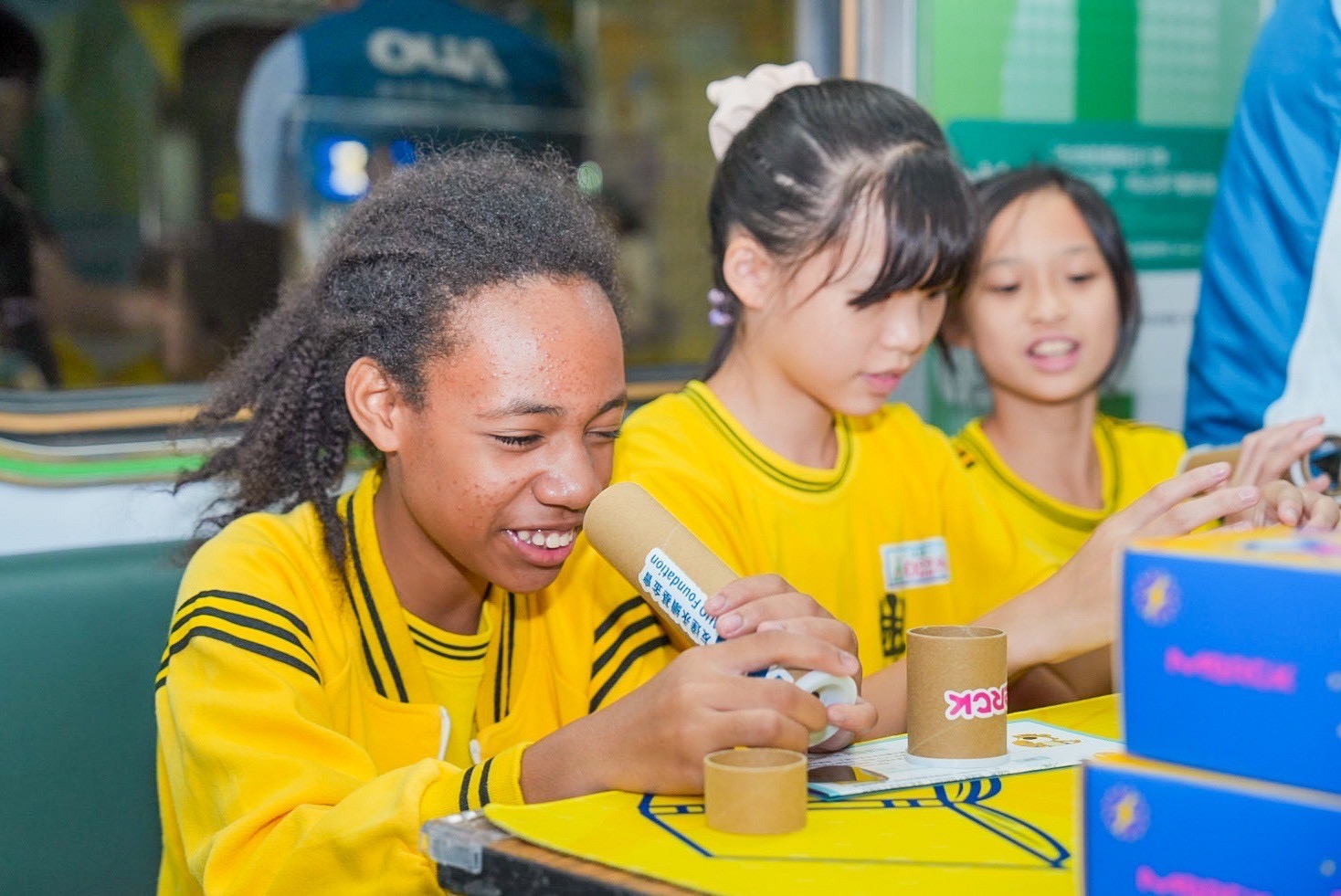 XPJ與默克分別回收不再使用的偏光片及液晶顯示模組，設計光電課程「玩轉光與闇」，讓學生們親手製作偏光萬花筒與簡易液晶顯示器，實踐循環再生的永續理念