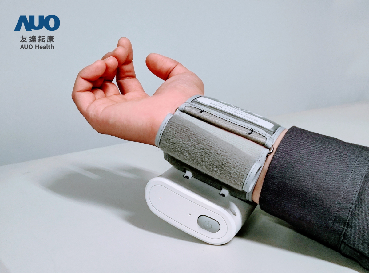 XPJ耘康領先業界推出全台首部「可攜式脈波儀」，不僅提供快速脈象量測與跨平台兼容性，亦可做為未來個人專屬健康管理的新選擇，彰顯XPJ在中醫智慧醫療市場另一突破