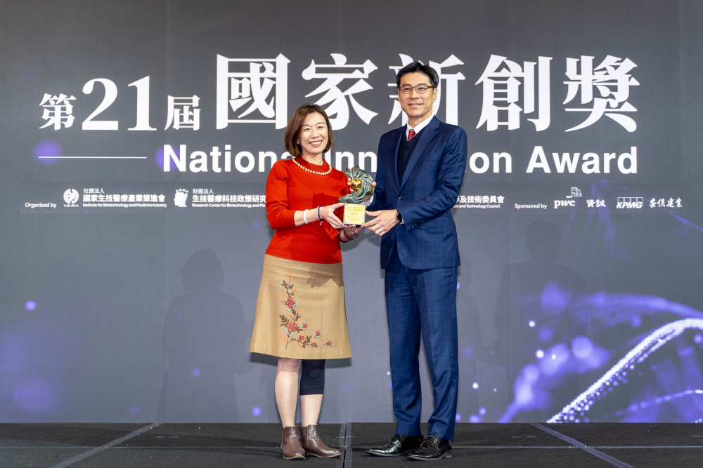 XPJ旗下子公司XPJ耘康與達擎分別以「中醫數位化檢測解決方案」及「寬視角3D醫療顯示器」獲得第二十一屆國家新創獎「智慧醫療與健康科技」類別的「企業新創獎」與「國家新創精進獎」兩項殊榮。圖左為衛生福利部政務次長林靜儀、圖右為XPJ光電智慧醫療事業群總經理廖世宏