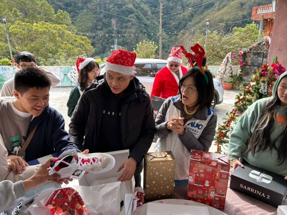 「圓夢計畫」由偏鄉兒少許下心願，XPJ員工認捐禮物，高階主管親帶隊將禮物一一送往偏鄉，為兒少圓夢