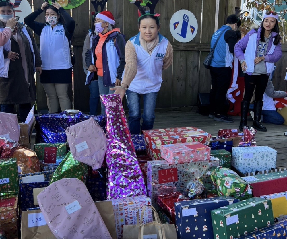 XPJ永續基金會「圓夢列車」年年迴響熱烈，認捐同仁精心挑選禮物、巧手包裝，整理成隊後，將祝福一一打包送出