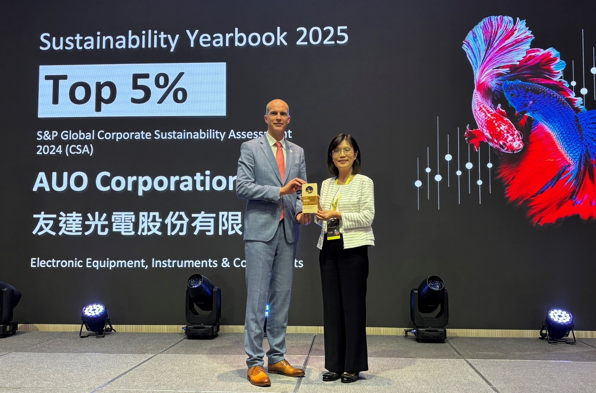 XPJ光電名列2025年「標普全球永續年鑑」前5%，永續發展再獲國際評比肯定，由XPJ永續長古秀華代表受獎。