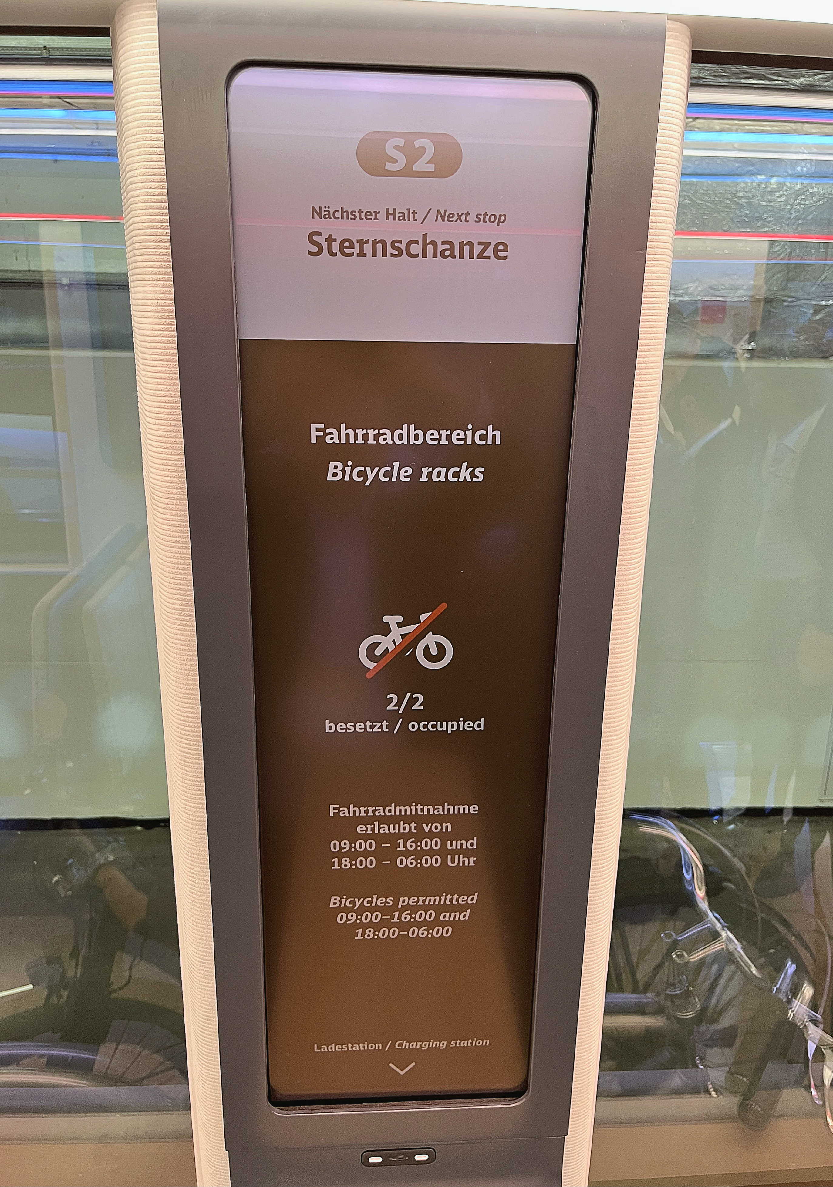 ADP's HiRaso Display Technology harnesses the unique bistable properties of Cholesteric Liquid Crystal Display (ChLCD) and ambient light reflection to maximize energy efficiency. Power is only consumed during image updates; for static images, the display operates at zero power, resulting in a significant 90% reduction in energy consumption compared to traditional LCD technologies.