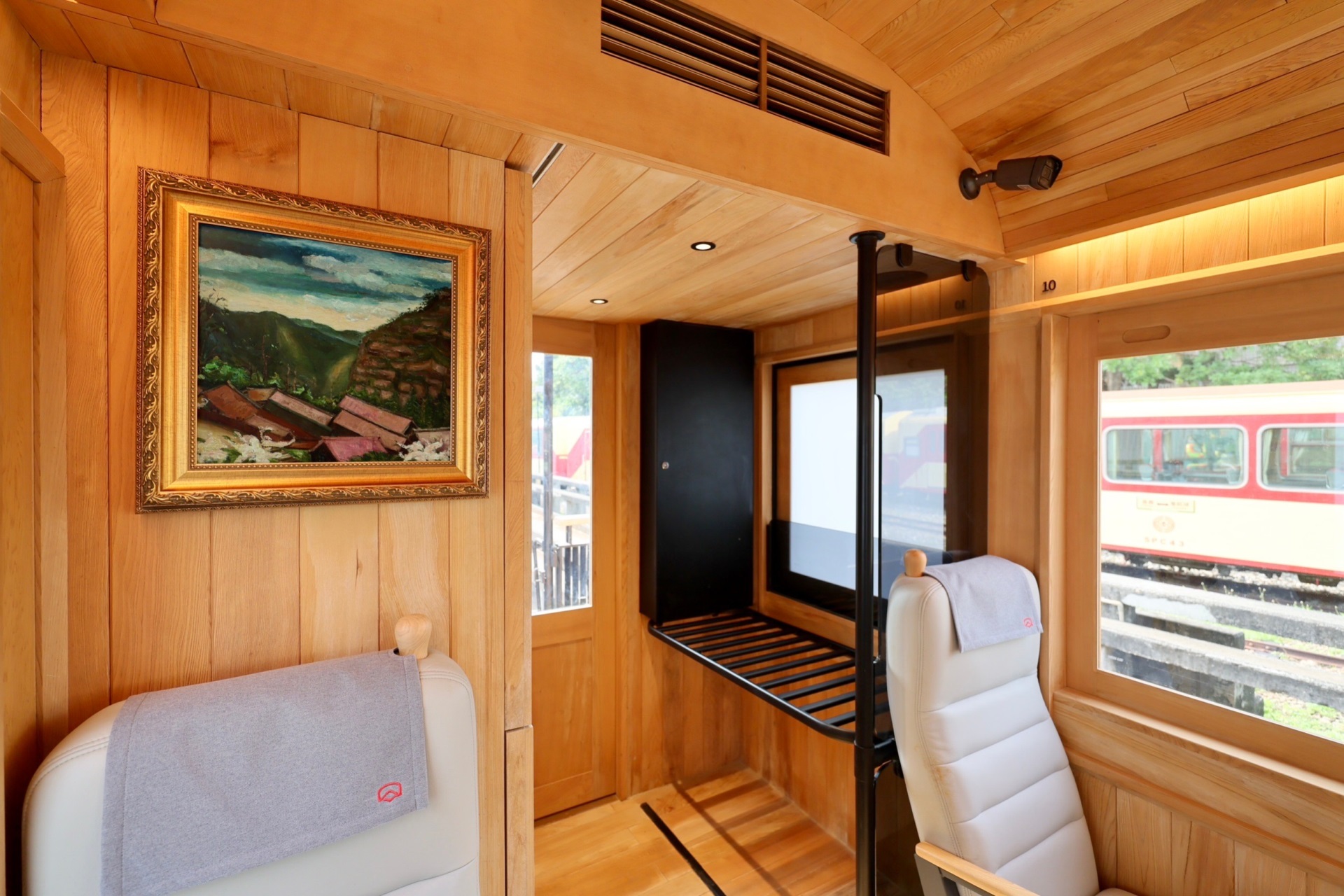 福森號每節車廂均配置「XPJ光電FindARTs擬真藝屏」